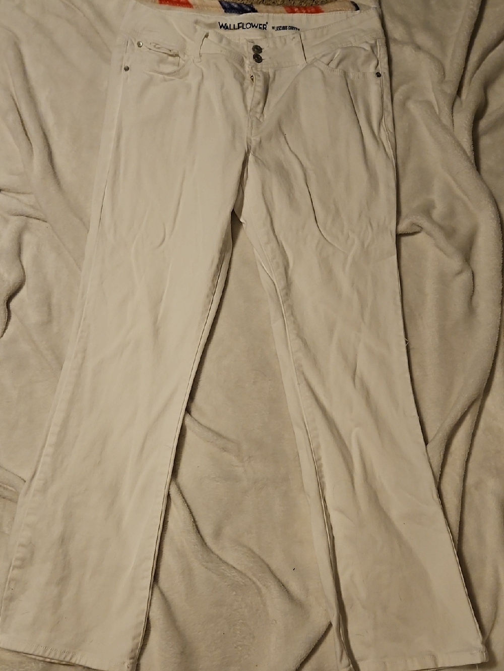Wallflower Women's White Straight-Leg Chinos